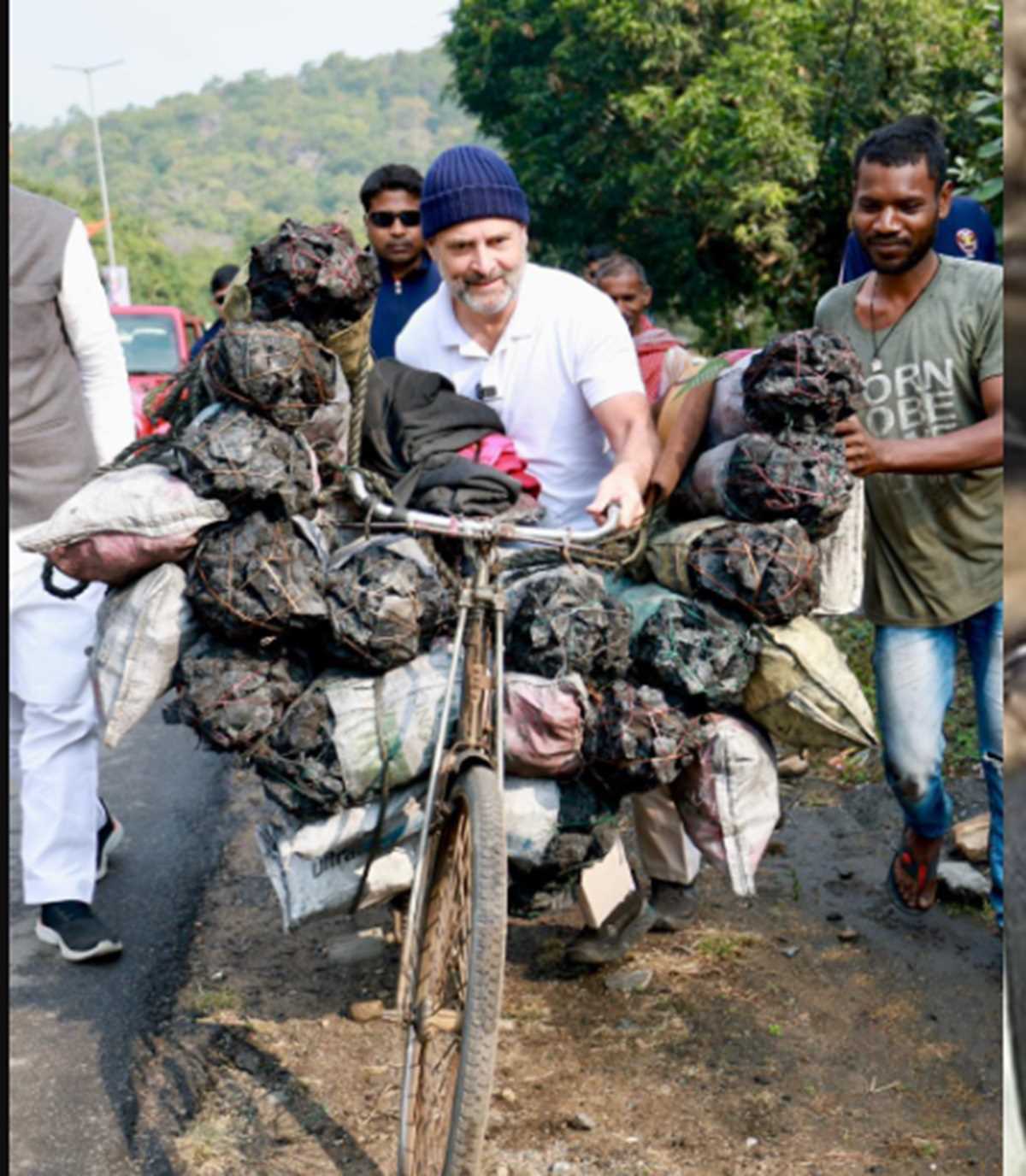 राहुल गांधी ने कोयला ढोने वाले मजदूरों की साइकिल खींची, रांची में बोले- केंद्र सरकार सार्वजनिक कंपनियों को खत्म कर रही